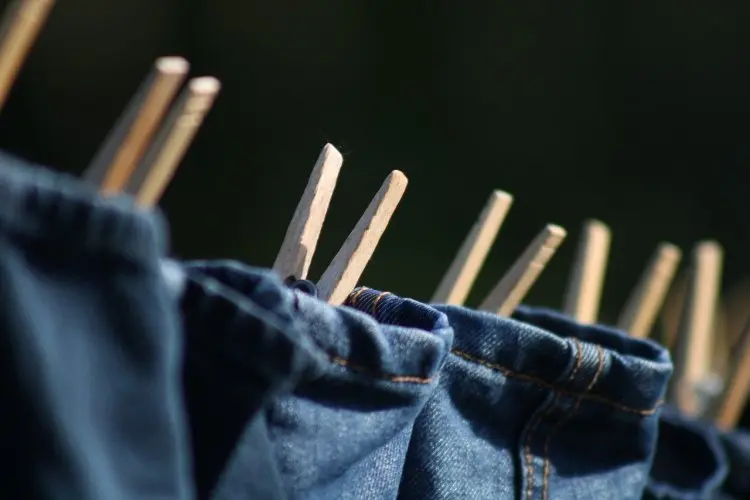 Cuci Baju Hitam Kinclong Tanpa Detergen, Cuma Pakai 1 Bahan Dapur Aja!