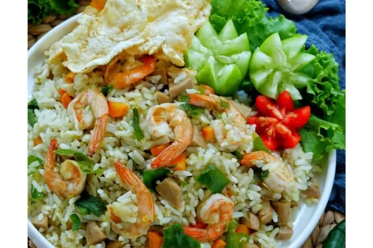 Nasi Goreng Cabe Ijo: Sensasi Pedas Segar yang Bikin Nagih, Cocok Banget Jadi Bekal Andalan!