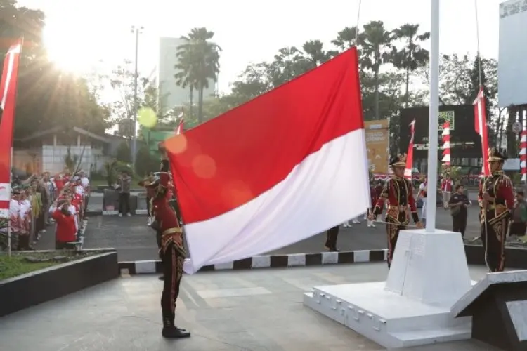 Sekda Kota Bogor Apresiasi Proses Penaikan Bendera Merah Putih di Tugu Kujang Setiap Pagi Selama Agustus