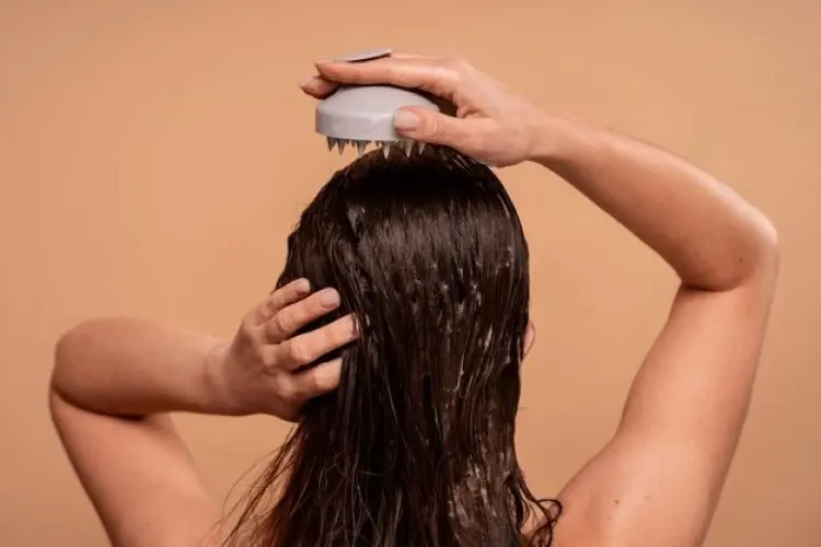 Tips Bilas Rambut Sendiri agar Kulit Kepala Sehat dan Rambut Berkilau