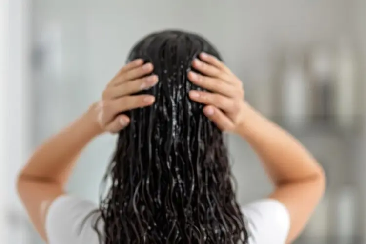 7 Kesalahan Rambut Ketika Basah yang Dapat Merusak