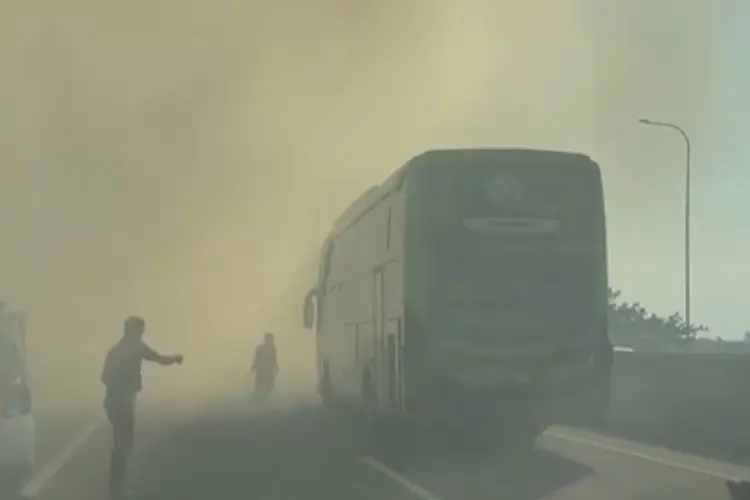Diduga Gegara Asap Kebakaran, Empat Mobil Terlibat Kecelakaan Beruntun di Tol Surabaya Mojokerto