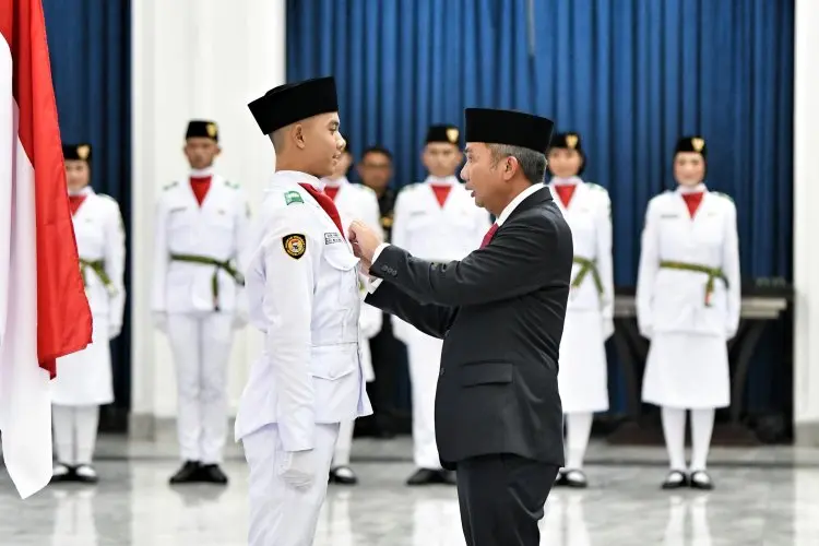 Bey Machmudin Kukuhkan 52 Paskibraka Jabar 2024 