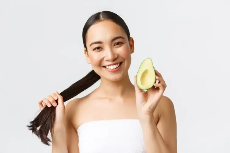 Tips Merawat Rambut Diwarnai, Gunakan Masker Alpukat dan Telur Ini