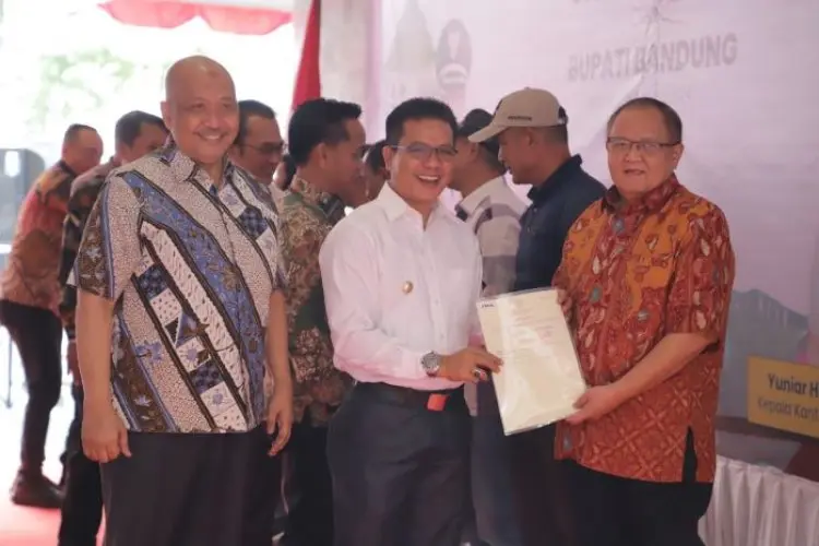 Bupati Dadang Supriatna Serahkan Sertipikat Tanah Kepada Masyarakat