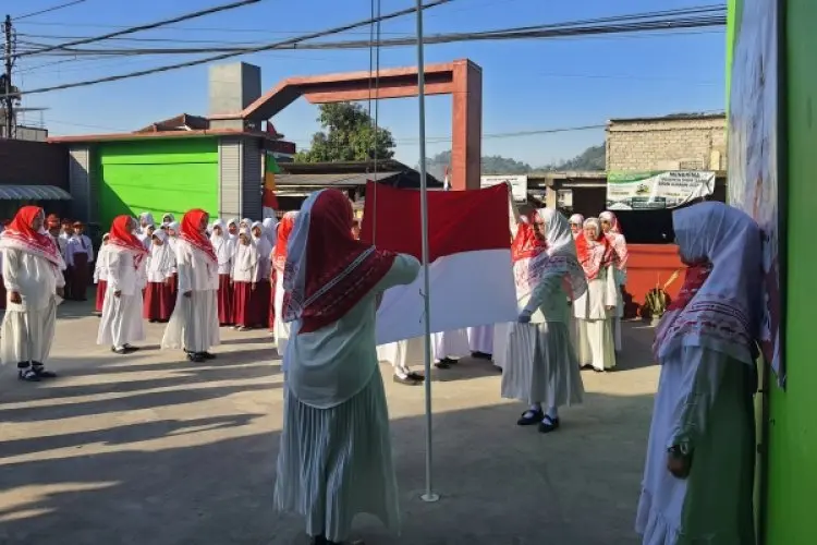 Emak-emak di MI Baiturrahim Cimahi Mendadak jadi Petugas dan Pengibar Bendera