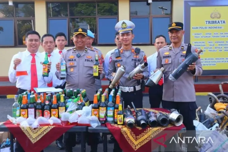 Polres Cianjur Sita 536 Knalpot Bising dan 274 Botol Miras