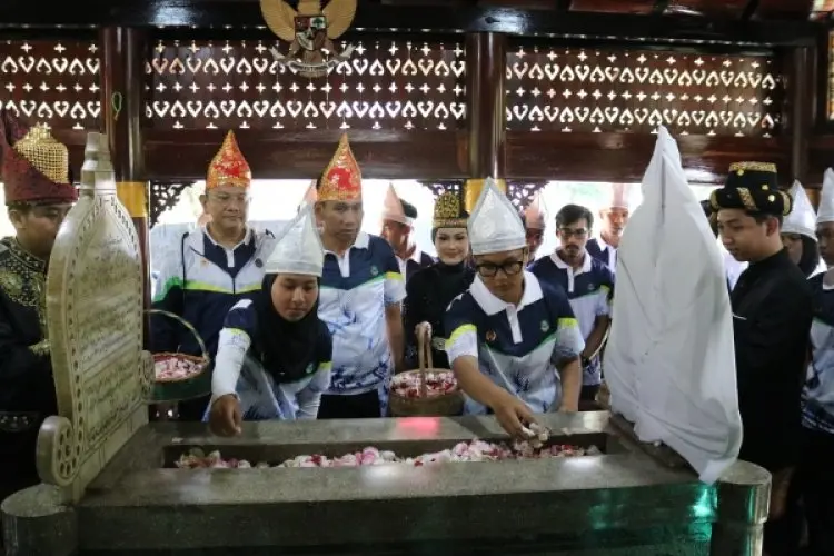 Jelang PON XXI 2024, Atlet Jabar Ziarah ke Makam Cut Nyak Dien
