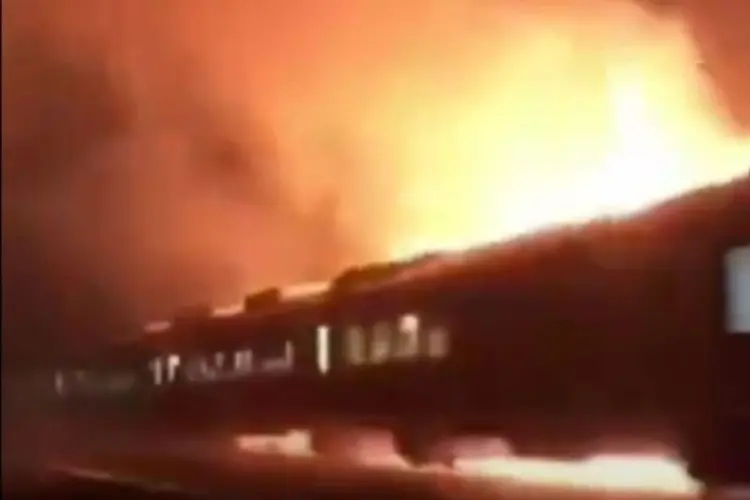 KAI Jelaskan Kronologi Kereta Api Terobos Kobaran Api di Karawang