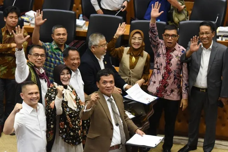 Jujurlah Baleg DPR, Kalian Revisi Undang-Undang demi Kaesang?