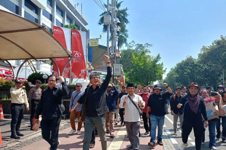 Ikut Aksi, Para Guru Besar Datangi MK, Curigai DPR Bawa Kepentingan Pribadi