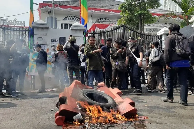 Lemparan Botol Warnai Aksi Penolakan Revisi UU Pilkada di DPRD Jabar