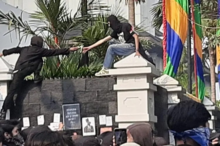 Gerombolan Berbaju Hitam Coba Paksa Masuk Gedung DPRD Jabar