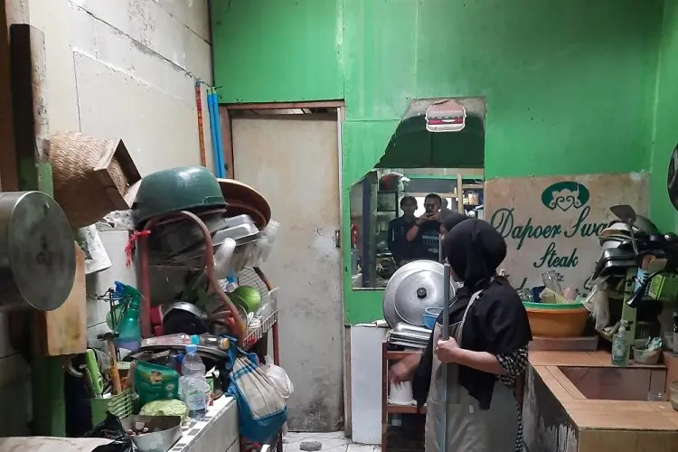 Duka Pemilik Kios Kecil Saat  Aksi Massa di DPRD Jabar, Tugiyem: Batu Suka Nyasar Kesini, Kalau Hujan Jadi Bocor
