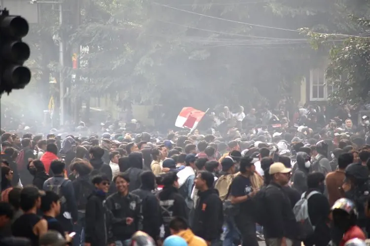 Aksi di Gedung DPRD Jabar Makin Panas, Massa Lempar Bom Molotov