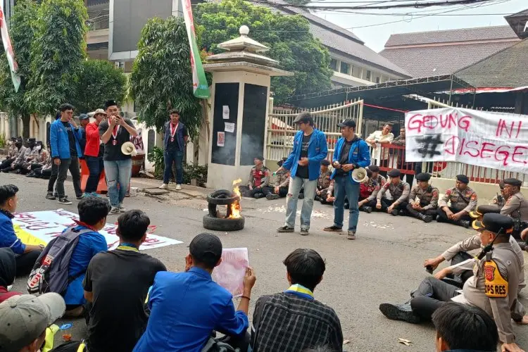 Tolak Revisi UU Pilkada, Mahasiswa Cimahi Geruduk Gedung DPRD Kota Cimahi