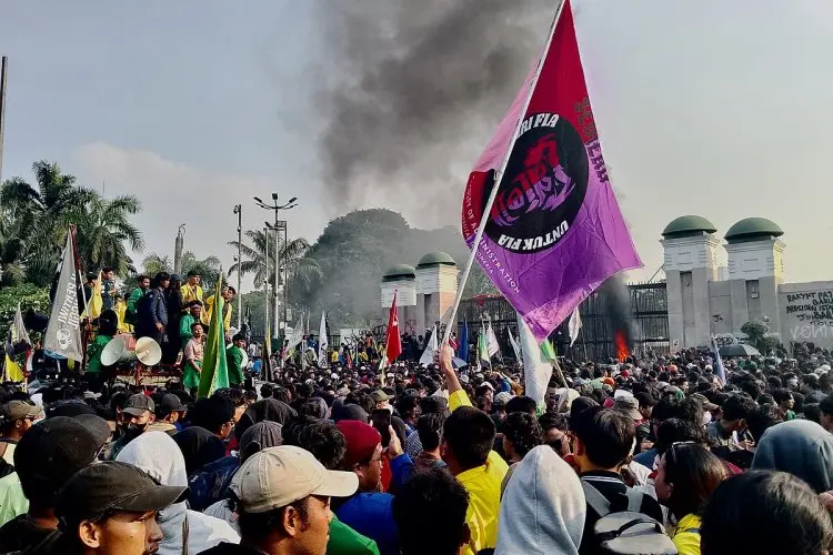 Puluhan Polisi Terluka, Dalam Pengamanan Demo Tolak Revisi UU Pilkada