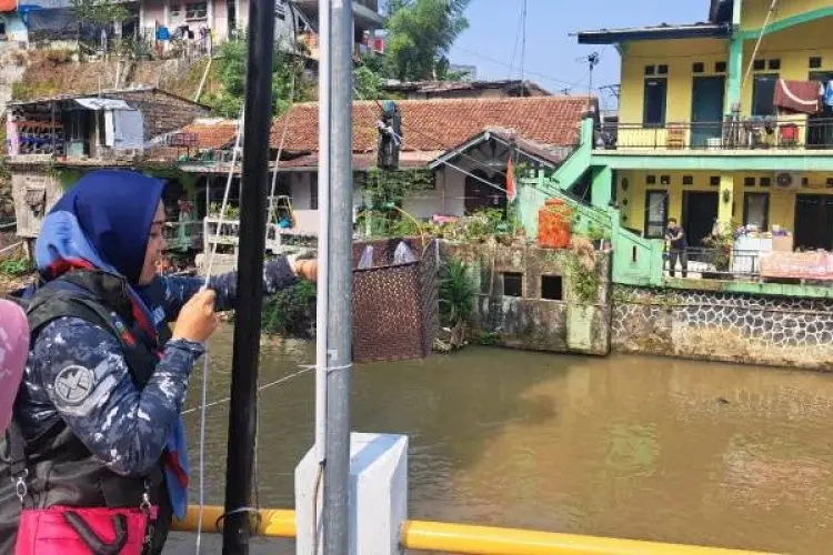 Wakerman Mantarena Bertransaksi dan Antar Makanan Menggunakan Kerekan