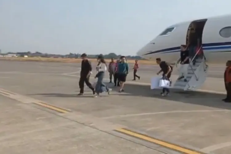 Viral Video Kaesang Pangarep dan Erina Gudono Turun dari Private Jet, Oleh-oleh Tas Branded Diduga Tak Lewati Bea Cukai