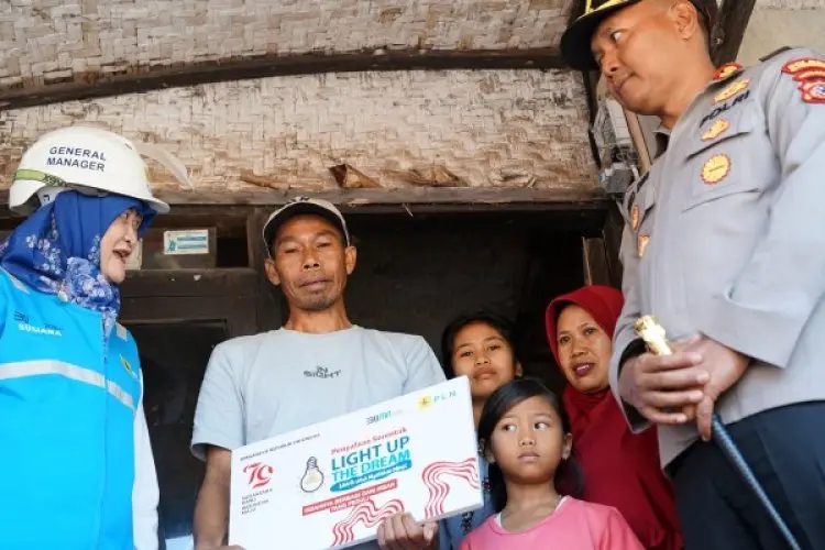 Rayakan HUT ke-79 RI, Donasi Pegawai PLN Nyalakan 7.357 Listrik Gratis bagi Keluarga Kurang Mampu