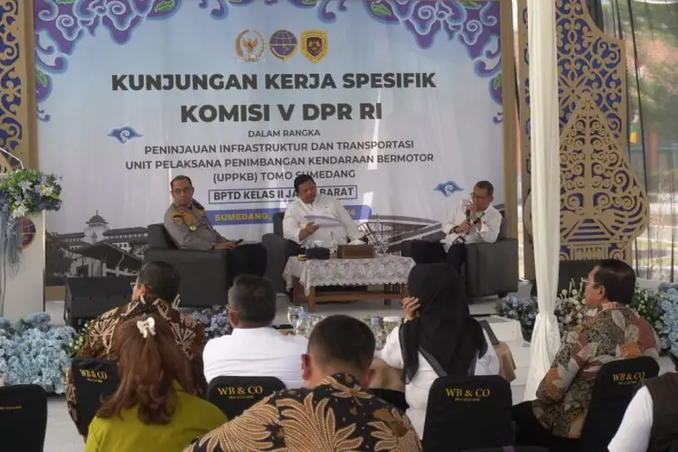 Pj Bupati Sumedang Dampingi Komisi V DPR RI Tinjau Jembatan Timbang
