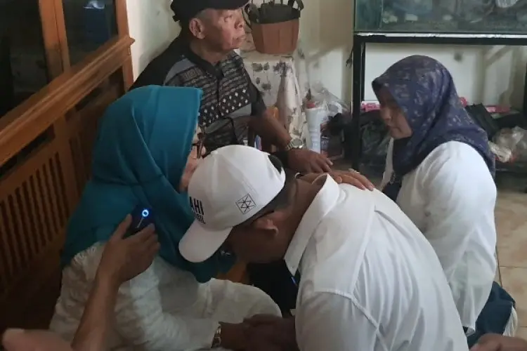 Dikdik S Nugrahawan Sungkem Minta Doa Restu, Sang Ibu Pesan Hal Penting Ini Sebelum Daftar Pilwalkot Cimahi 2024