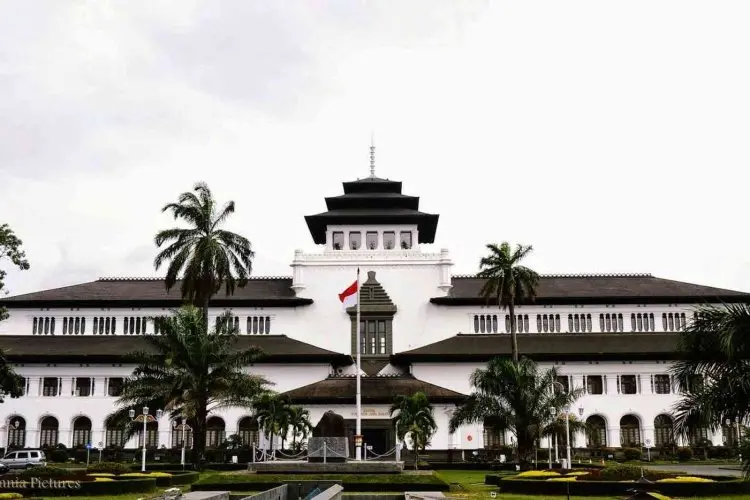 Dinilai Kurang Estetik, Dedi Mulyadi Minta Tiang Bendera di Gedung Sate Dipindahkan