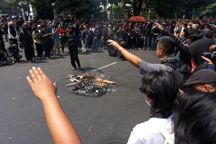 FOTO: Aksi Tolak Revisi UU Pilkada Di Bandung