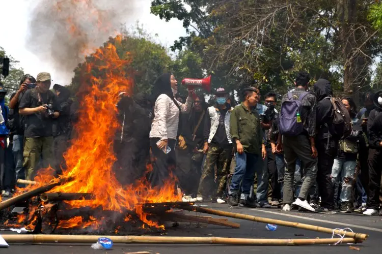 FOTO: Aksi Tolak Revisi UU Pilkada Di Bandung