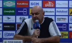 Jawaban Kocak Bojan Hodak Soal Aksi Ngamuk di Ruang Ganti Persib Bandung