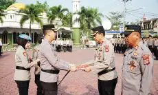 Polresta Bandung Berikan Penghargaan Kepada Sejumlah Personil Polsek dan Tokoh Masyarakat Majalaya