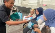 Harpelnas 2024, PLN UID Jabar Kunjungi Pelanggan Tegangan Tinggi dan Ombudsman serta Berbagi Coklat di Pusat Kota Bandung