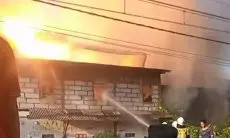 Viral Detik-detik Bangunan Meledak Saat Petugas Damkar Berjibaku Padamkam Api