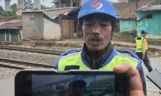 Puluhan Tahun Jaga Perlintasan KA Sebidang, Sat Lantas Polres Cimahi Pilih Ujang sebagai Local Hero