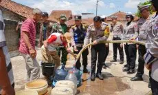 Musim Kemarau, Satlantas Polresta Bandung Berikan Bantuan Air Bersih 40 Ribu Liter kepada Warga Rancaekek