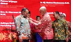 Bupati Bandung  Dadang Supriatna Terima Tanda Jasa Bakti Koperasi dan UKM Tahun 2024