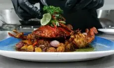 Santap Kepiting Garlic Caramel ala Kurnia Seafood