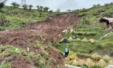 Tanah Longsor Di Pasanggrahan Ujungberung, Putuskan Akses Jalan Warga