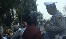 Viral Oknum Polisi Terciduk Diduga Lakukan Pungli, Loloskan Pengendara Motor Saat Diberi Uang