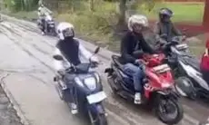 Bikin Gregetan! Malamnya Baru Dicor, Jalan di Desa Cikulak Sudah Dilewati Pengendara Motor Pagi Harinya