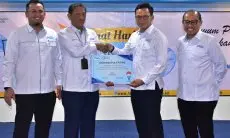 Direksi Perumda Air Minum Tirta Kahuripan Berikan Hadiah kepada Pelanggan Teladan