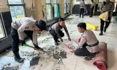 Polresta Bandung Bantu Bersihkan Puing-Puing Pasca Gempa di Kertasari