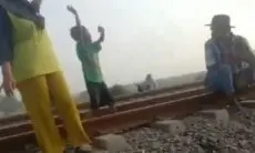Tragis! 4 Orang Tewas Tertabrak Kereta Api di Karawang, Video Detik-detik Kejadian Viral di Medsos