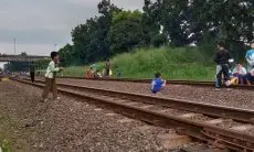 Viral 4 Orang Tewas Tertabrak Kereta di Karawang, Simak Larangan Beraktivitas di Rel Kereta Api yang Harus Dipatuhi!