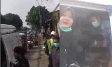 Tak Terima Dianggap Bikin Macet, Pengendara Motor Ini Protes ke Ambulans yang Sedang Tangani Pasien