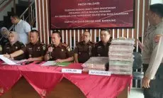 Kejari Bale Bandung Laksanakan Eksekusi Barang Bukti Uang Perkara Afiliator Binary Option Quotex Doni Salmanan