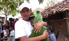 Tangis Kamsori Saat Mimpinya Terbeli, Tak Punya Tanah-Rumah Memaksanya Tidur di Kandang Kambing