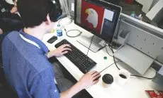 Bukan Cuma Soal Logo: Bagaimana Arah Visual Membentuk Posisi Brand Anda di Pasar