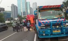 Diduga Kelebihan Beban, Truk Berisi Kedelai Tak Kuat Menanjak hingga Tewaskan Sopir Truk Muatan Paku di Tol Dalam Kota