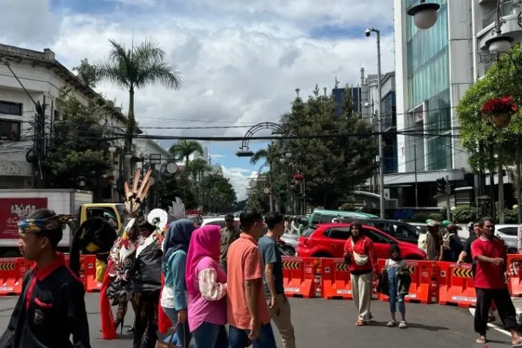 Hindari Jalan Asia Afrika Bandung Hingga Siang Ini Jika Tak Mau Terjebak Kemacetan